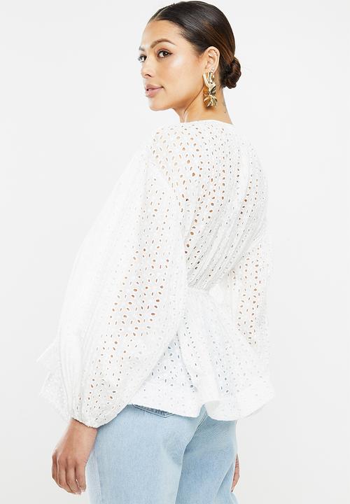 Missguided - Broderie anglais plunge flip hem blouse - white