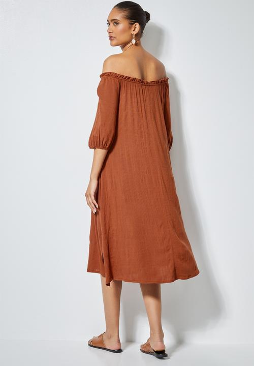 Superbalist - Textured off the shoulder dress- tobacco 