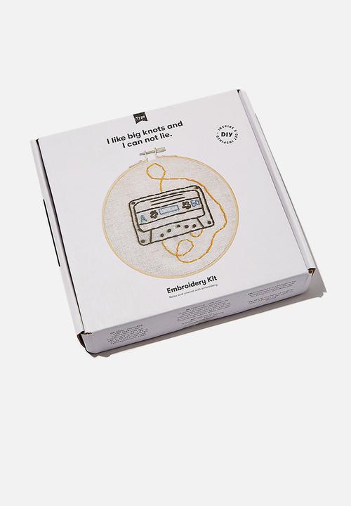 Typo - Embroidery kit - music