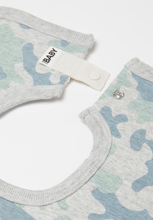 Cotton On - The square bib - cloud marle stone green camo
