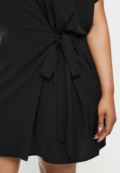Missguided - Plus kimono short sleeve wrap dress - black