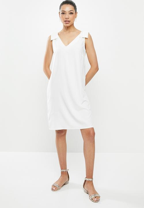 white v neck shift dress