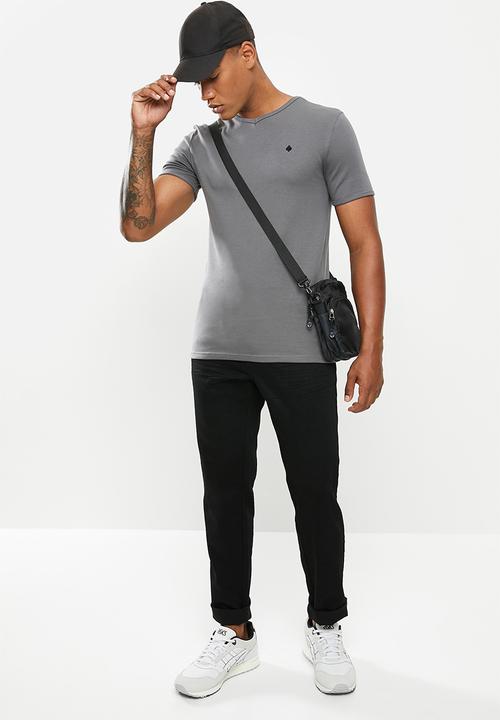 STYLE REPUBLIC - Ace V-neck muscle tee - grey