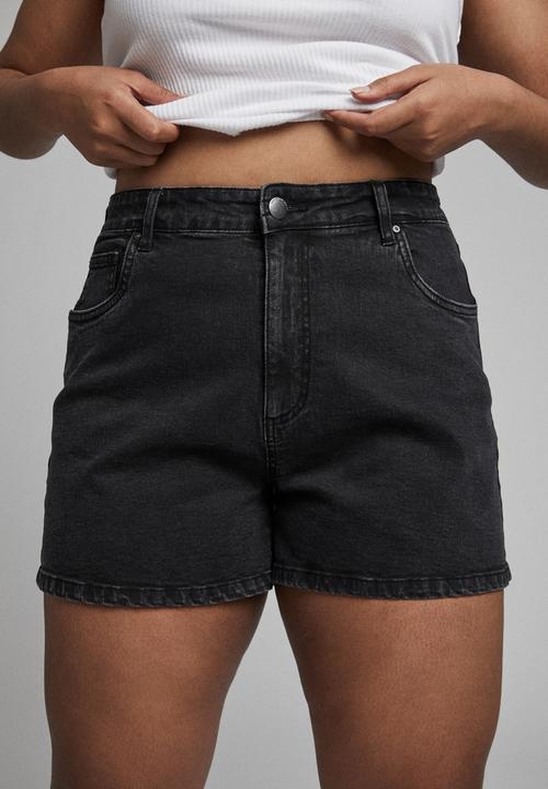 Cotton On - Curve mom high waist denim short - stinewash black