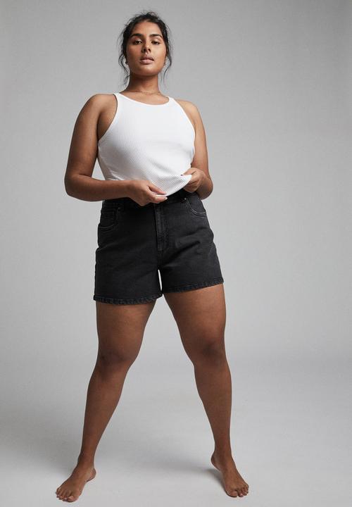 Cotton On - Curve mom high waist denim short - stinewash black