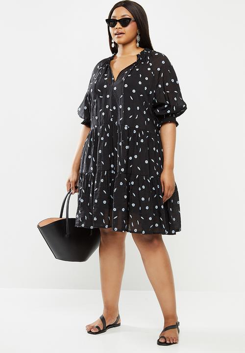 Me&B - Plus puff sleeve daisy print dress - black & white 
