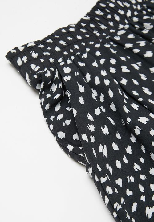 Superbalist - Printed viscose shorts - black & white