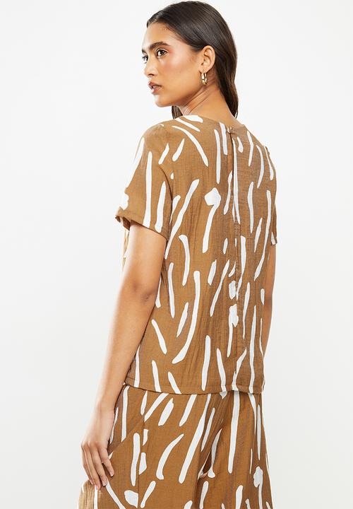 Me&B - Camel & milk printed woven tee - multi 