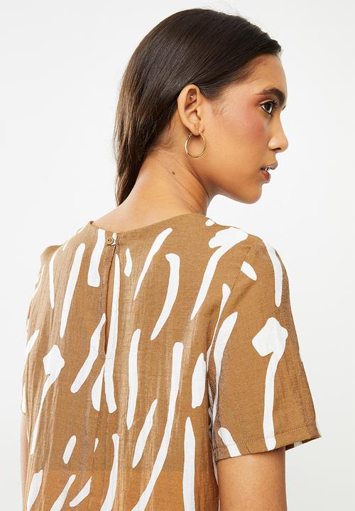 Me&B - Camel & milk printed woven tee - multi 