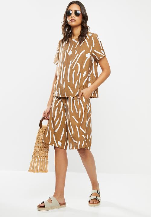 Me&B - Camel & milk printed woven tee - multi 