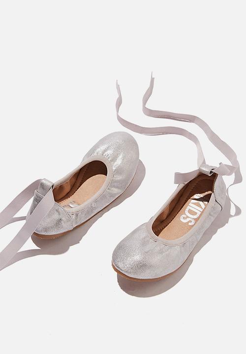 Cotton On - Kids primo ballet flat - silver shimmer tie up