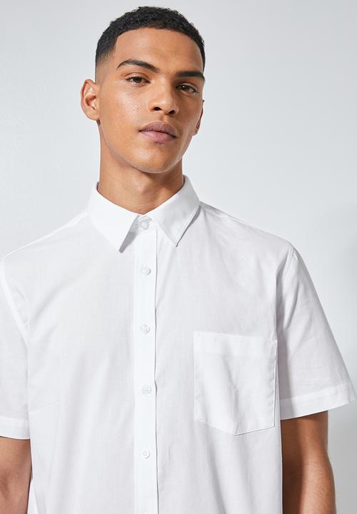 Superbalist - Regular fit single pocket short sleeve shirt - white