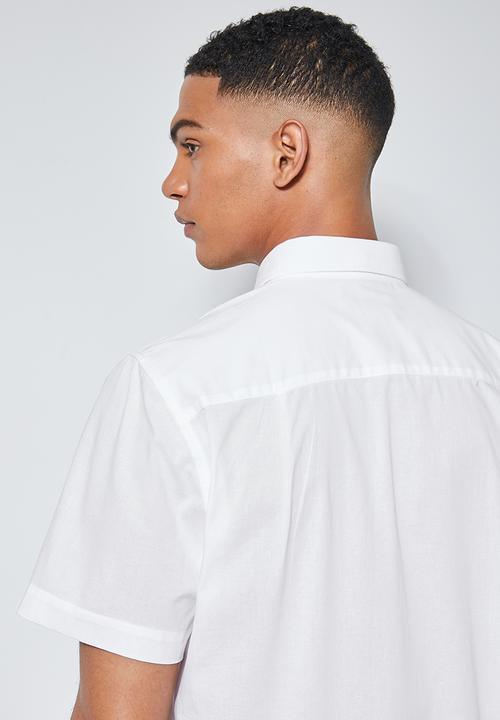 Superbalist - Regular fit single pocket short sleeve shirt - white