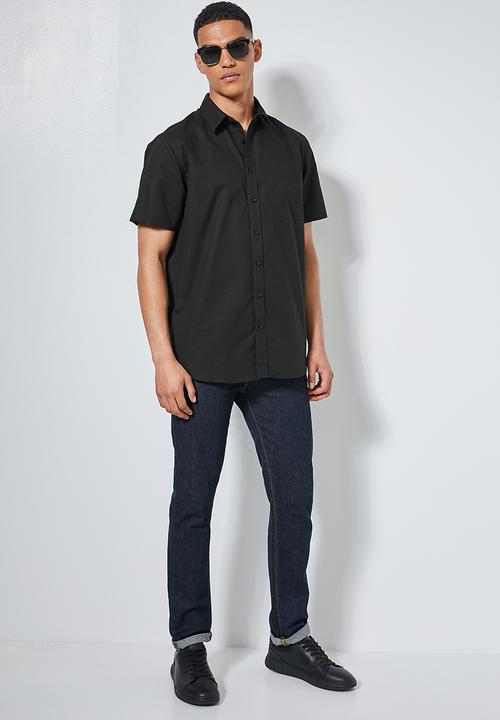 Superbalist - Regular fit single pocket short sleeve shirt - black