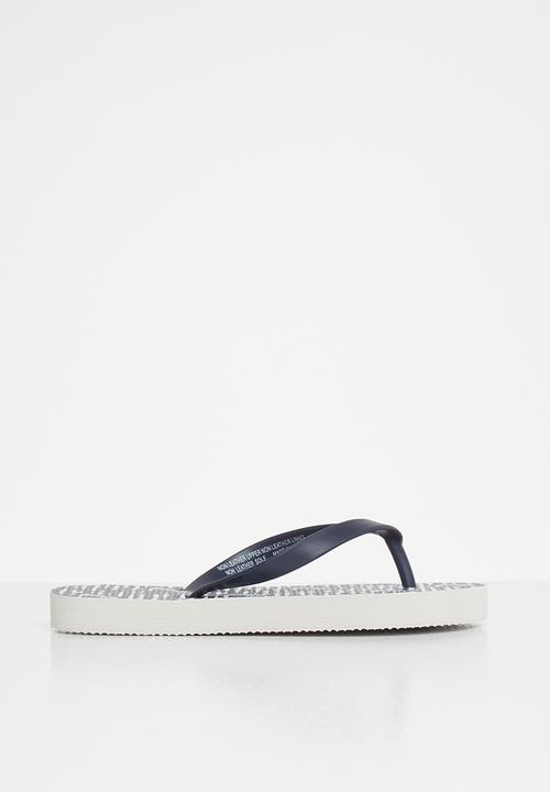 Cotton On - Printed flip flops - phantom white shark wave