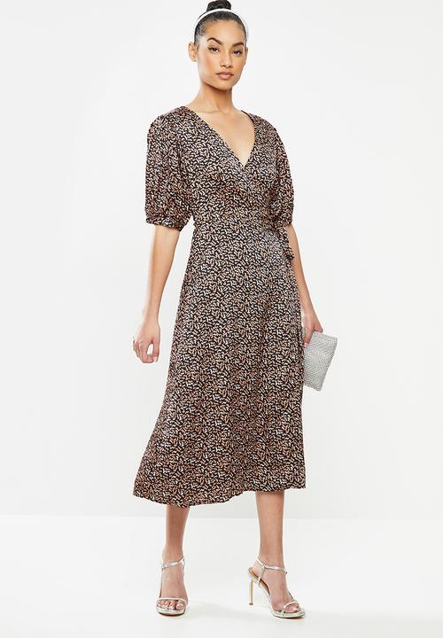 Glamorous - Petite Wrap short sleeve midi - black & peach 