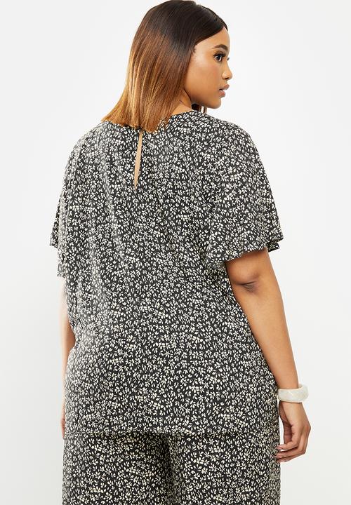 edit Plus - Flutter sleeve crepe shell - black & cream 