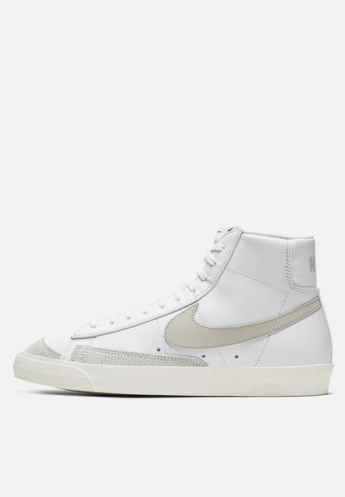 Nike - Blazer mid '77 vntg - bq6806-106 - white/light bone-sail