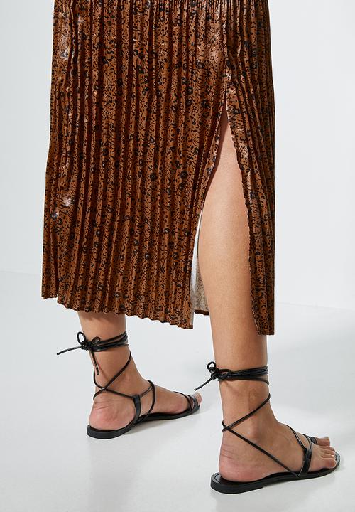 Superbalist - Side split pleated skirt - rust abstract ditsy