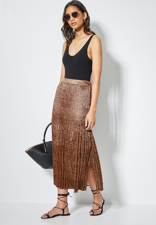 Superbalist - Side split pleated skirt - rust abstract ditsy