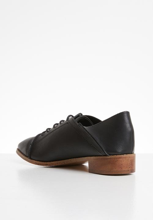 Plum - Stella brogue - black