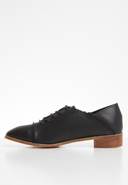 Plum - Stella brogue - black