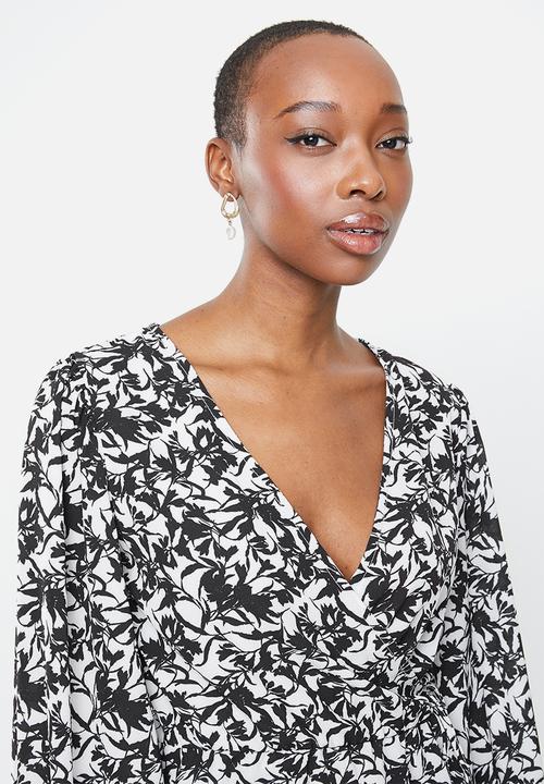 edit - Balloon sleeve wrap  blouse - black & white 