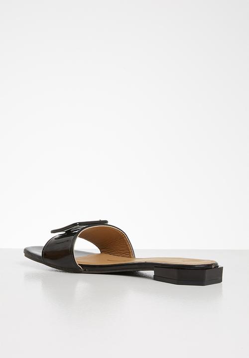 Seduction - Big buckle low heel slide - black