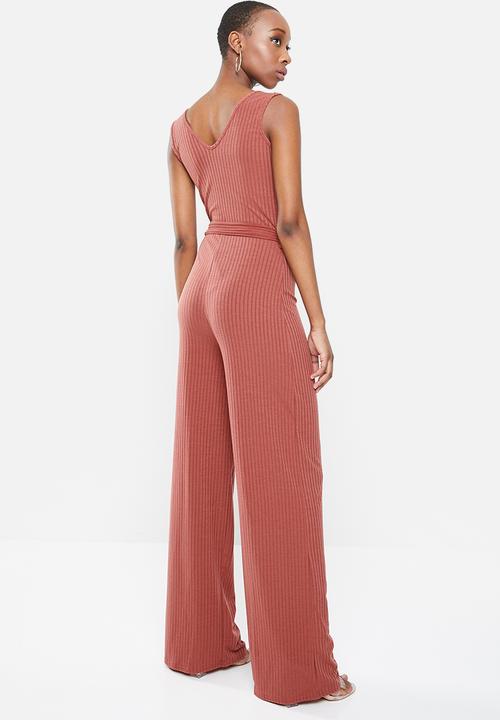 Missguided - Horn button ribbed tie belt jumpsuit - rust 
