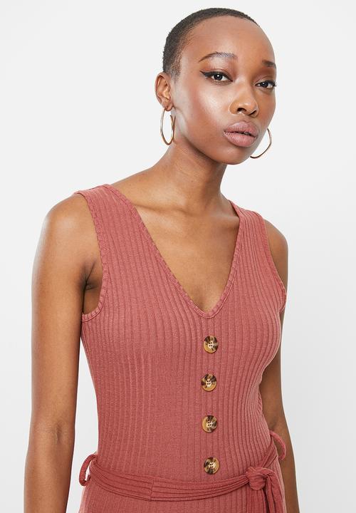 Missguided - Horn button ribbed tie belt jumpsuit - rust 