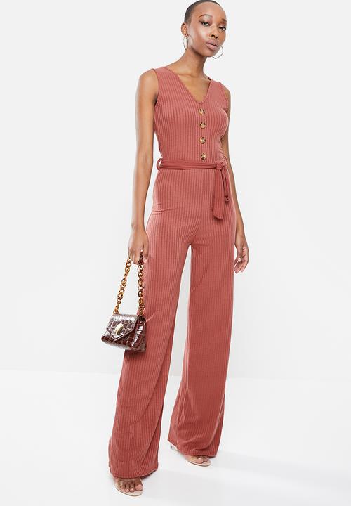 Missguided - Horn button ribbed tie belt jumpsuit - rust 