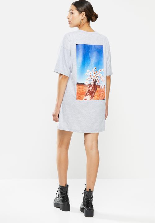 Missguided - Oversized T-shirt dress short sleeve daisy graphic - grey