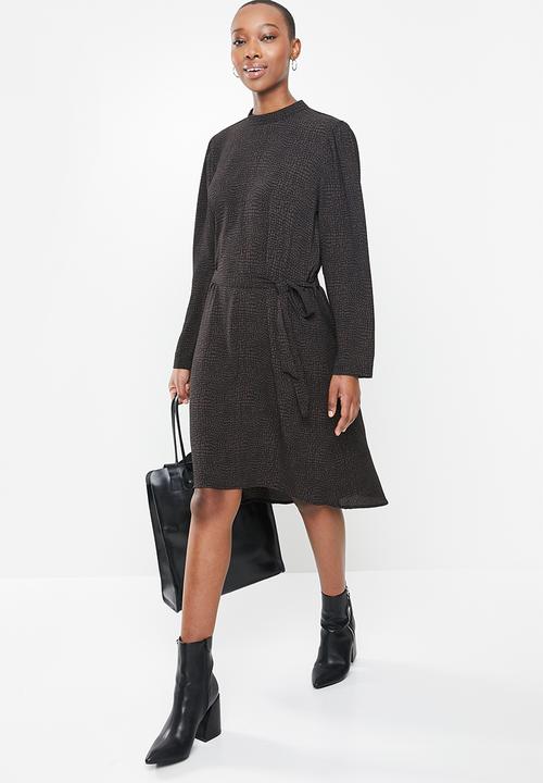 Jacqueline de Yong - Elsa piper long sleeve below knee dress - black & brown 