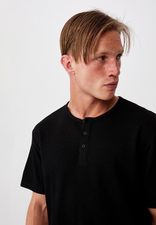 Cotton On - Longline scoop henley waffle t-shirt - black