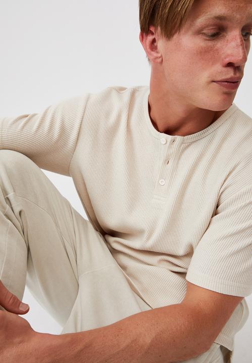 Cotton On - Longline scoop henley waffle t-shirt - bone