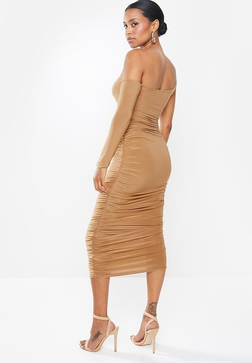 Missguided - Petite one sleeve side ruched slinky dress - camel