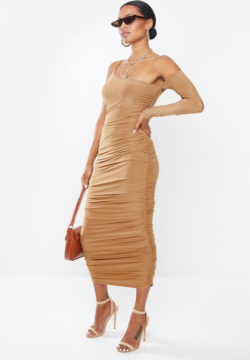 Missguided - Petite one sleeve side ruched slinky dress - camel