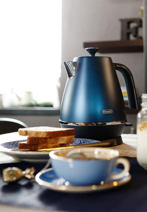 DeLonghi - Distinta Flair Kettle - Prestige Blue