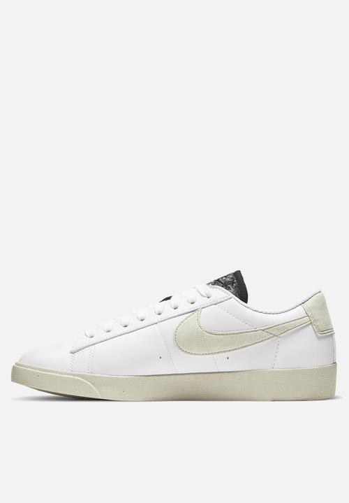 Nike - Nike blazer low se - da4934-100 - white/white-black-light bone