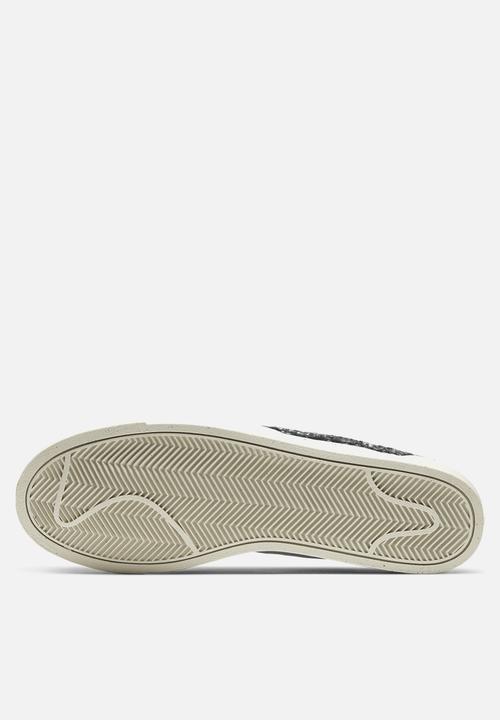 Nike - Nike blazer low se - da4934-100 - white/white-black-light bone