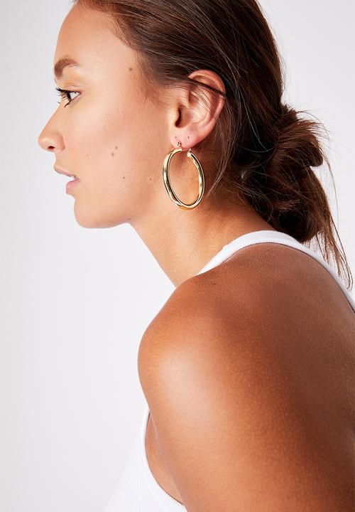 Rubi - Large noughties hinge hoop - gold 
