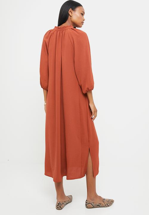 edit - Ruffle neck slit midi - rust 