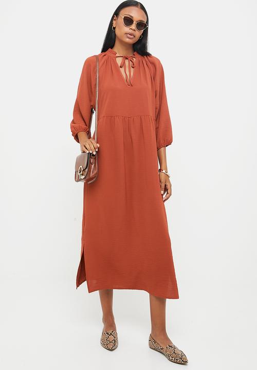 edit - Ruffle neck slit midi - rust 