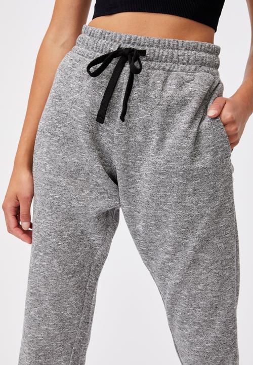 Cotton On - Lifestyle gym track pant - black varsity