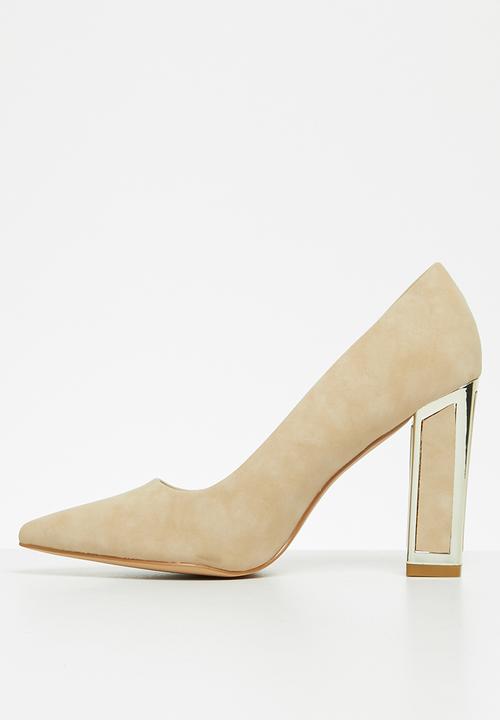 Miss Black - Eiffel court - neutral
