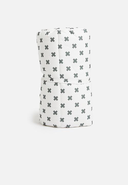 Sixth Floor - Criss cross bedroll - black & white