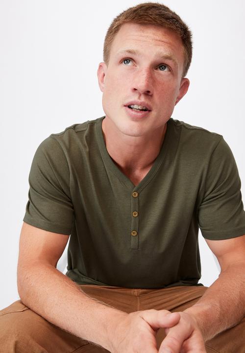 Cotton On - Essential henley T-shirt - olive