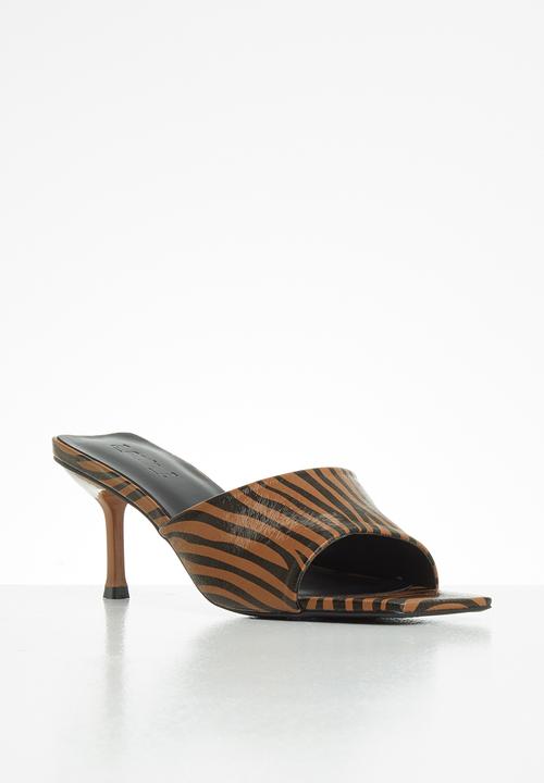 Z_Code_Z - Akira square toe mule heel - neutral
