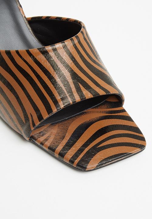 Z_Code_Z - Akira square toe mule heel - neutral