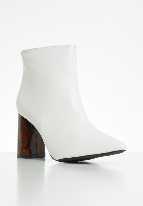 Z_Code_Z - Nuru statement abstract heel boot - white